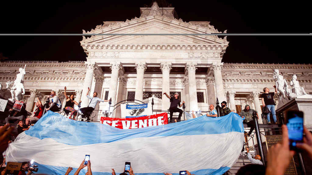 Protestas na madrugada de hoxe en Bos Aires, a capital arxentina. (Foto: Mariana Nedelcu / SOPA Images via / DPA)