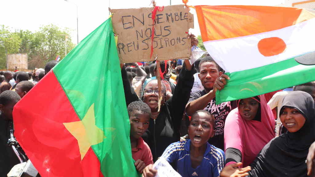 Marcha en Niamey, Níxer en defensa do golpe de Estado de xullo. (Foto: Djibo Issifou / DPA)