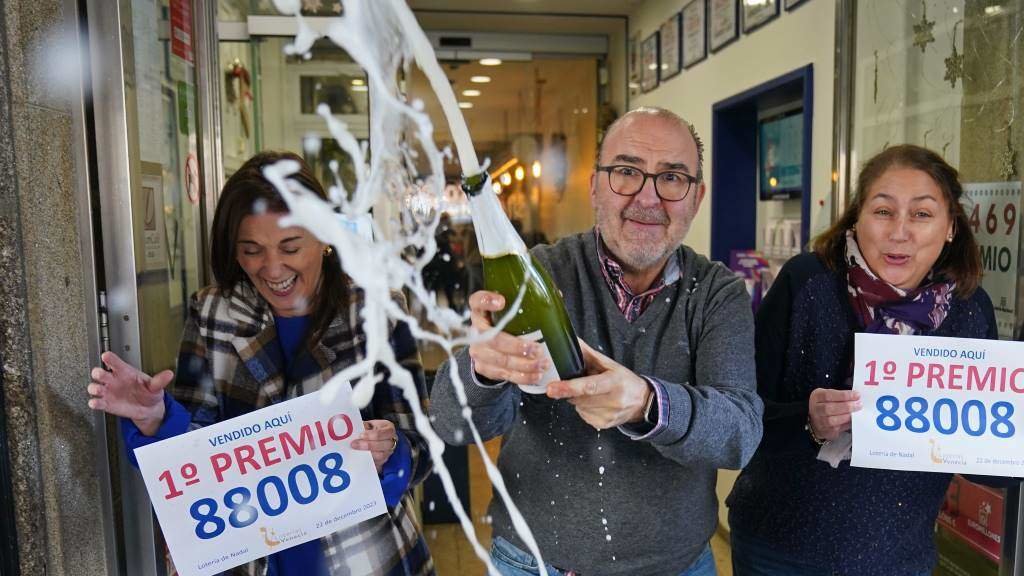 Empregados da administración situada no Café Venecia de Santiago celebran que venderon parte do número 88.008, agraciado co 'Gordo'. (Foto: Álvaro Ballesteros / Europa Press)