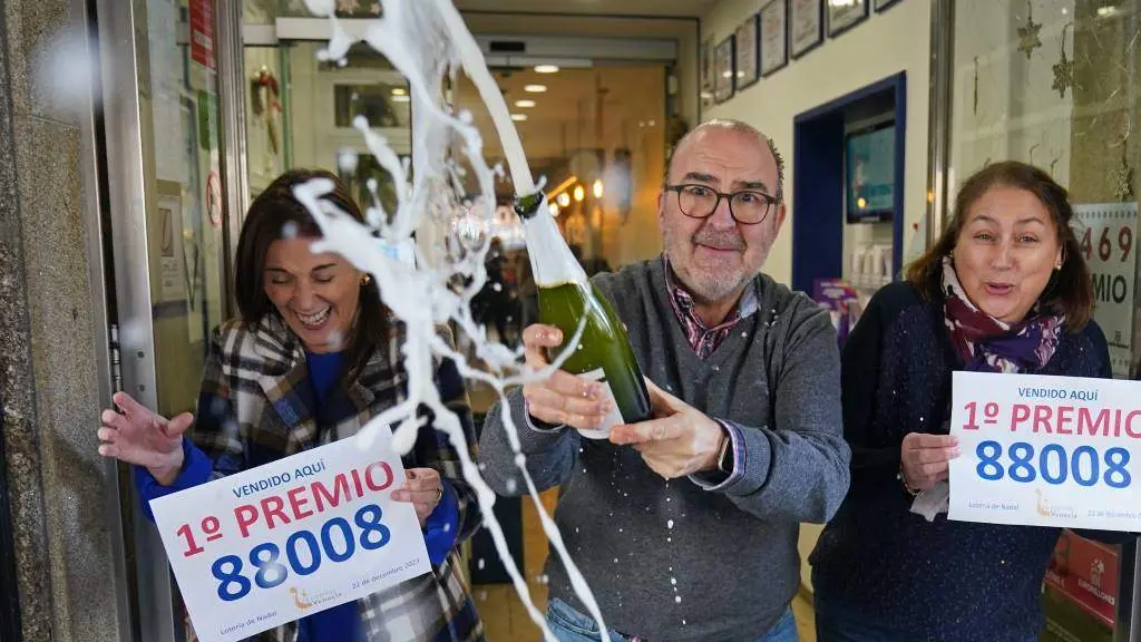 Empregados da administraci&oacute;n situada no Caf&eacute; Venecia de Santiago celebran que venderon parte do n&uacute;mero 88.008, agraciado co 'Gordo'. (Foto: &Aacute;lvaro Ballesteros / Europa Press)