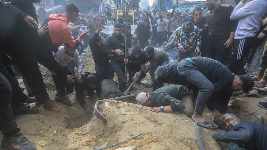 Intento de rescate a cuarta feira en Rafah, no sur de Gaza, das persoas sepultadas nun ataque do Exército israelí. (Foto: Mohammed Talatene / DPA)