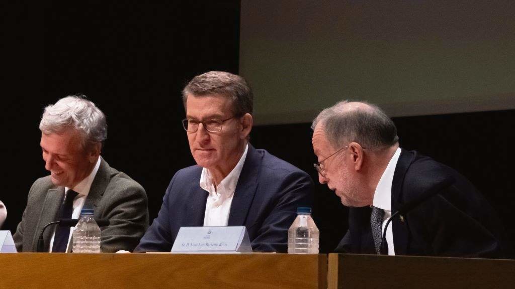 Afonso Rueda, Alberto Núñez Feixoo e Xosé Luís Barreiro Rivas en 2022 durante a presentación do libro 'A propósito de Feijoo'. (Foto: Arxina)