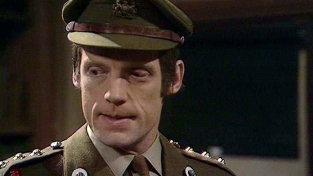 O actor Richard Franklin encarnando o capitán Mike Yates na popular serie 'Doctor Who'. (Foto: BBC)