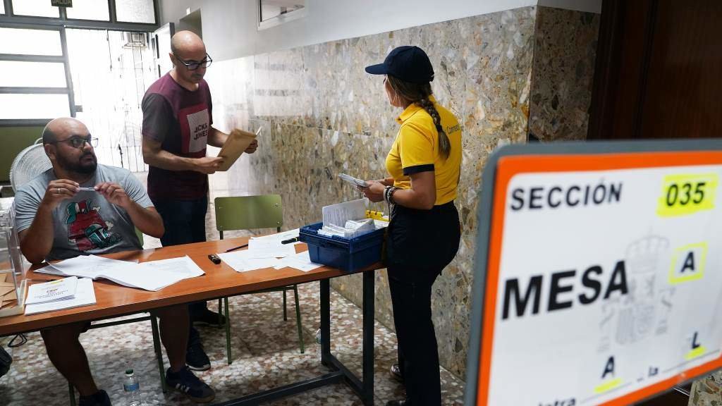 Unha traballadora de Correos levando os votos a unha mesa electoral o pasado 23 de xullo. (Foto: Álex Zea / Europa Press)