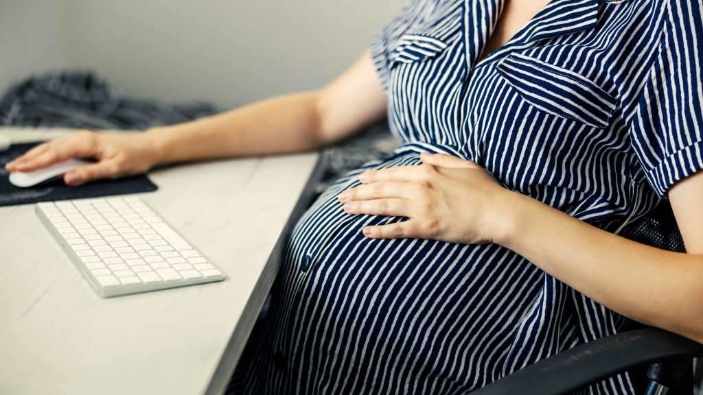 Unha muller embarazada traballando nunha oficina. (Foto: Nós Diario)