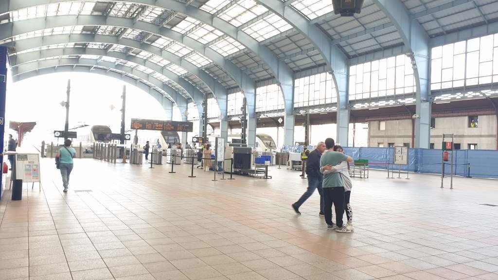 Pasaxeiros na estación de tren da Coruña. (Foto: Manel Méndez)