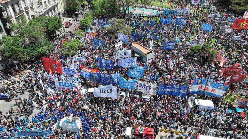 Protesta hoxe en Bos Aires. (Foto: Leandro Blanco / telam / DPA)