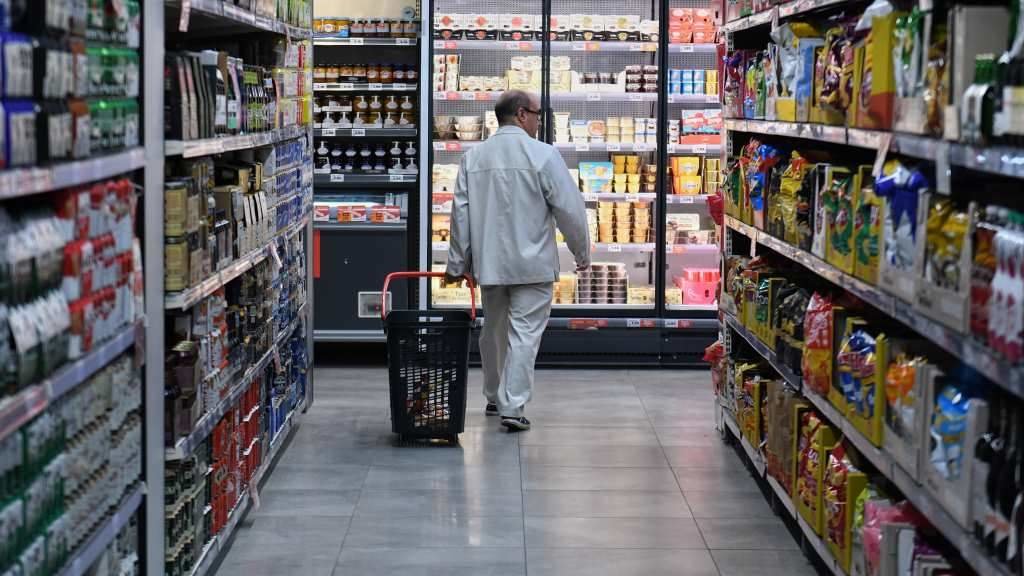 Un home facendo a compra nun supermercado. (Foto: Fernando Sánchez / Europa Press)