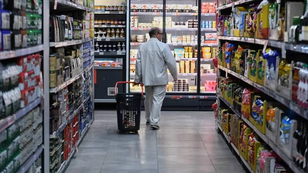 Un home facendo a compra nun supermercado. (Foto: Fernando S&aacute;nchez / Europa Press)