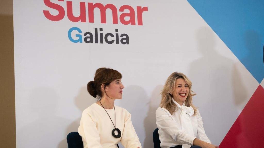 Marta Lois e Yolanda Díaz, onte, en Santiago. (Foto: César Arxina / Europa Press)