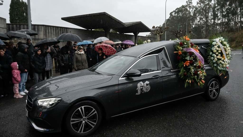 Familiares e amizades despediron a Yoel Quispe esta cuarta feira no cemiterio coruñés de Feáns. (Foto: M. Dylan / Europa Press)