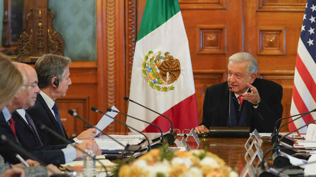 Antony Blinken (2º pola dereita) e Andrés Manuel López Obrador (1º pola dereita), na madrugada de hoxe.