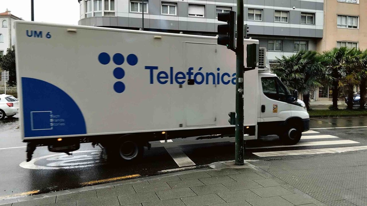 Un camión da empresa Telefónica, esta cuarta feira en Compostela (Foto: R. S.).
