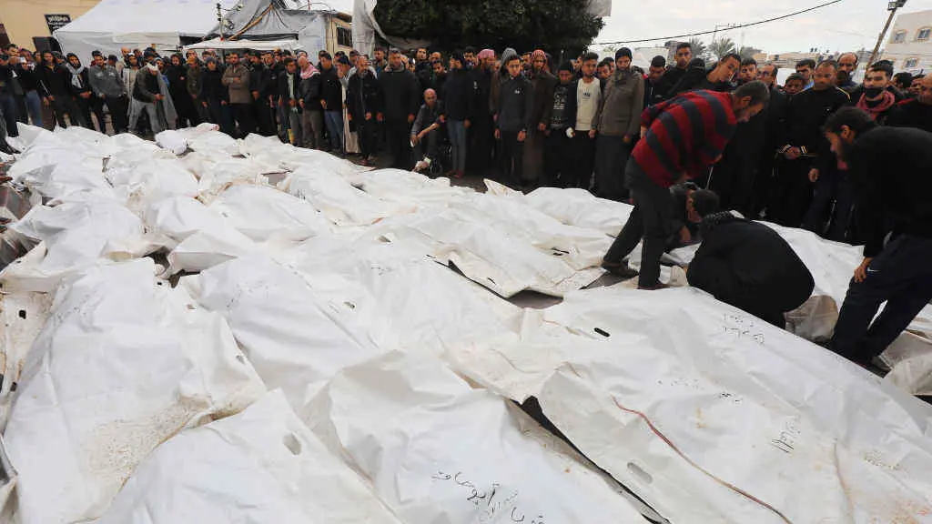 Funeral a segunda feira de palestinas e palestinos asasinados por Israel no campo de persoas refuxiadas de Maghazi, en Gaza. (Foto: Omar Ashtawy / Europa Press)