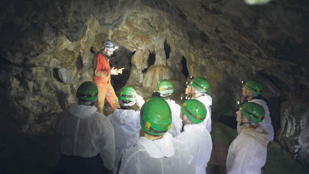 Excursionistas visitando o interior da cova do Rei Cintolo (Mondoñedo, A Mariña), a cavidade máis grande (Foto: Carlos Castro / Europa Press).