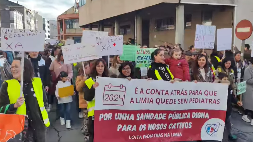 Manifestación en Xinzo, na comarca da Limia, este sábado (Foto: Plataforma Loita Pediátrica na Limia).