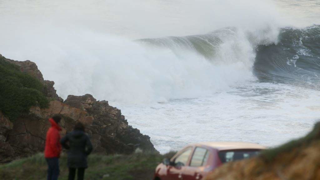Grandes ondas en Ribadeo polo temporal. (Foto: Carlos Castro / Europa Press)