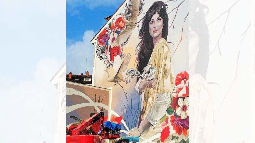 Detalle do mural 'A dona do esteiro', de Lula Goce, situado na Ramallosa de Nigrán. (Foto: Europa Press)