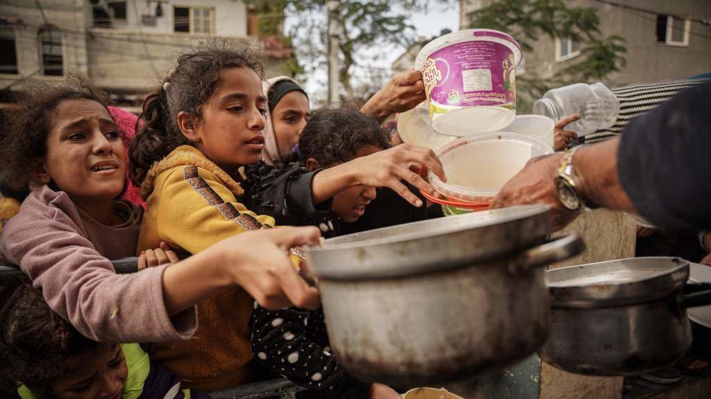 A escaseza de bens básicos e a propagación de enfermidades, unha nova (e seria) ameaza para a poboación palestina en Gaza. (Foto: Saher Alghorra / Europa Press / Contacto)