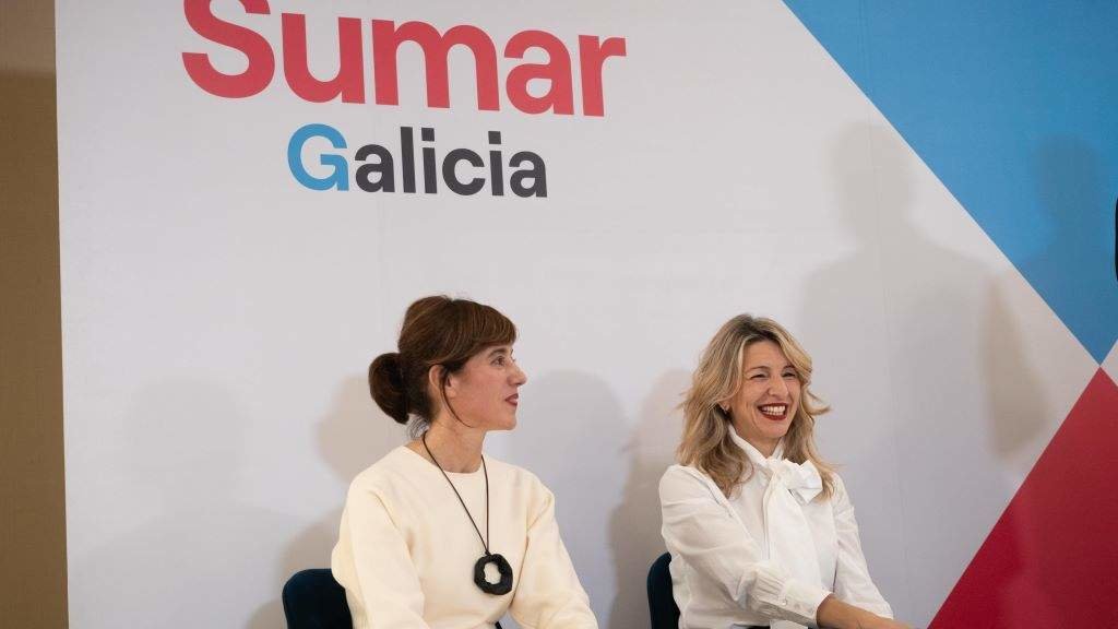 Marta Lois e Yolanda Díaz, na presentación da candidatura de Sumar Galicia o pasado 27 de decembro en Santiago. (Foto: César Arxina / Europa Press)