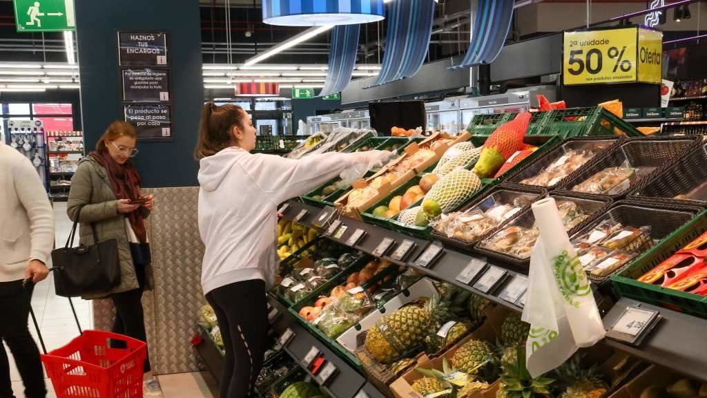 Unha muller comprando froita nun supermercado. (Foto: Arxina)
