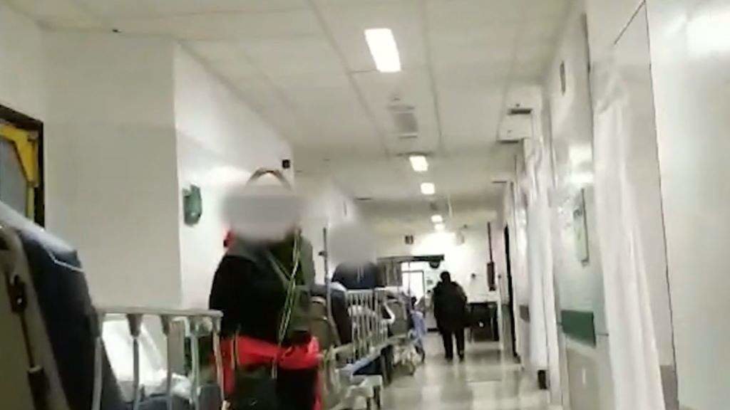 Pacientes amoreados nos corredores de Urxencias do Hospital Clínico de Santiago. (Foto: Asociación de Pacientes do CHUS)