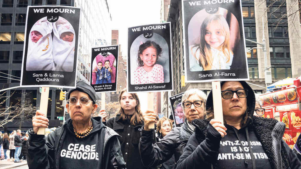 Carteis de loito polo asasinato de crianzas en Palestina, nunha mobilización decorrida o pasado 28 de decembro en Nova York (EUA) (Foto: Michael Brochstein / ZUMA Press Wi / DPA).
