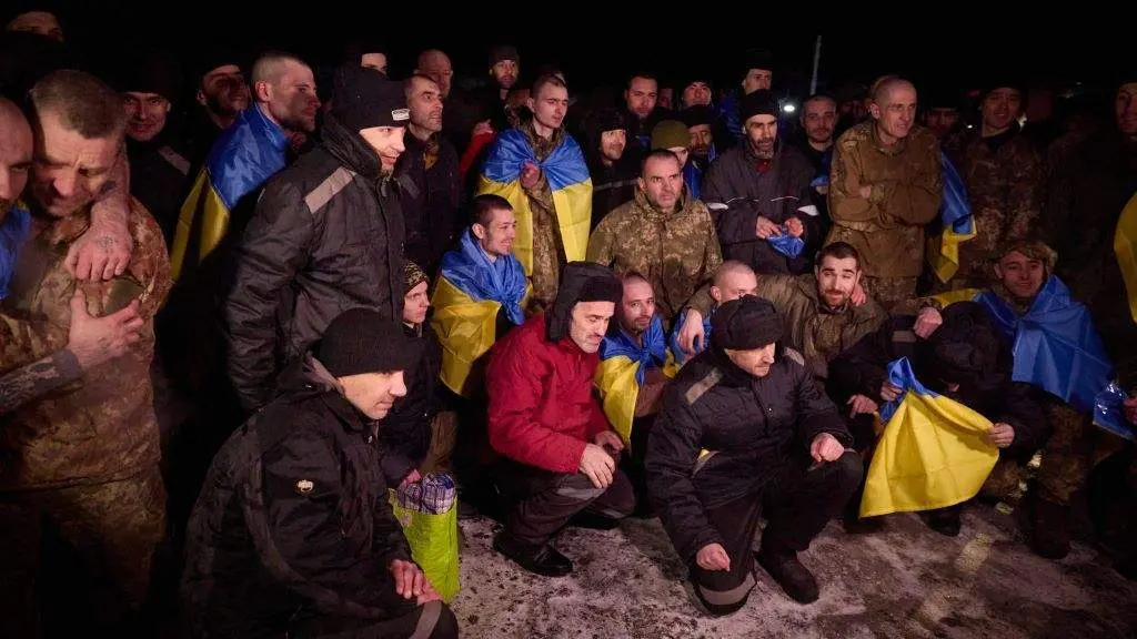 Militares ucra&iacute;nos, esta cuarta feira, momentos despois do intercambio. (Foto: Volodimir Zelenski)
