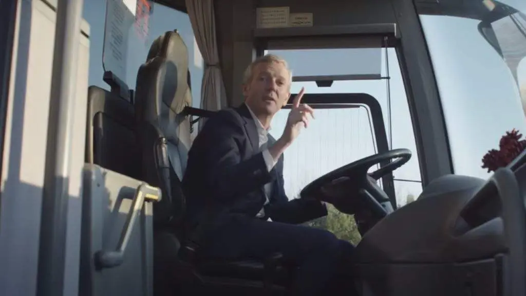 Alfonso Rueda, a bordo dun autob&uacute;s no v&iacute;deo de precampa&ntilde;a do PP. (Foto: PP)