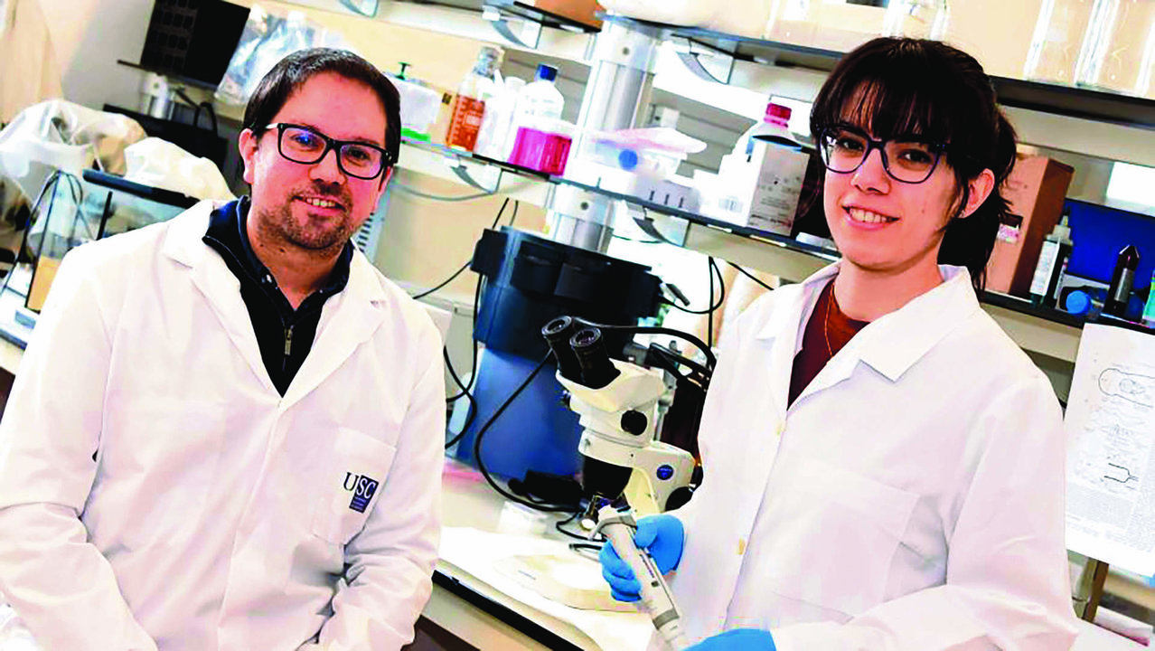 Anton Barreiro e Laura Gonzalez no laboratorio da USC. (Foto: Santi Alvite)