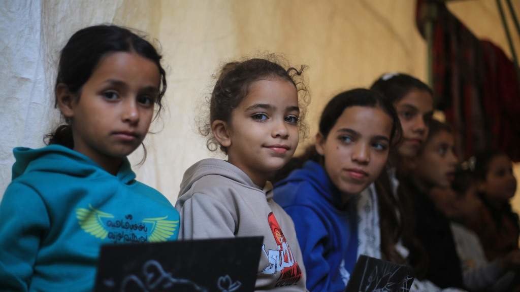 Crianzas palestinas refuxiadas coas súas familias na escola Abu Youssef Al-Najjar, en Rafah. (Foto: Mohammed Talatene / dpa)