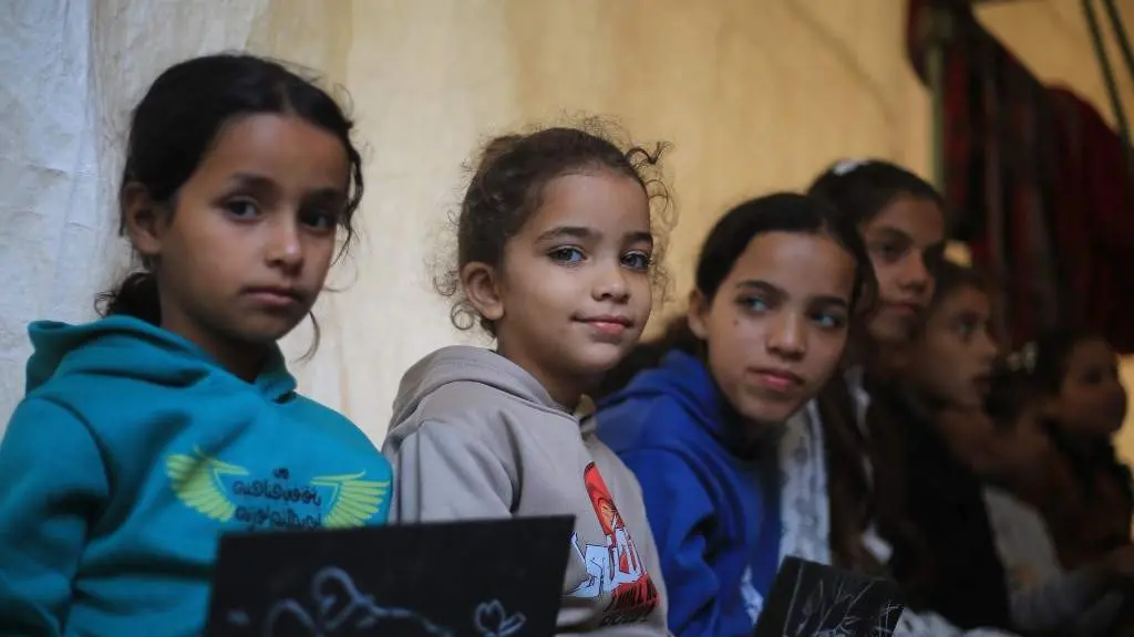 Crianzas palestinas refuxiadas coas s&uacute;as familias na escola Abu Youssef Al-Najjar, en Rafah. (Foto: Mohammed Talatene / dpa)