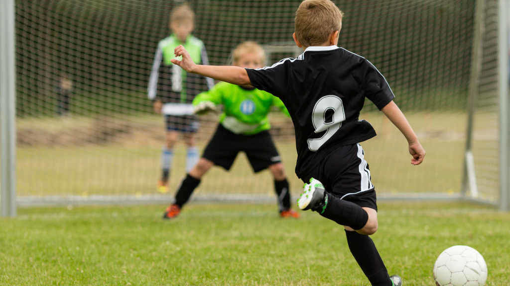 Dúas crianzas practican deporte (Foto: Mikkel Bigandt / Adobe Stock).