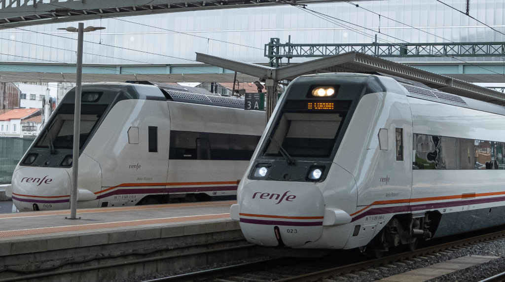 Trens de Renfe na estación de Santiago de Compostela (Foto: César Arxina / Europa Press).