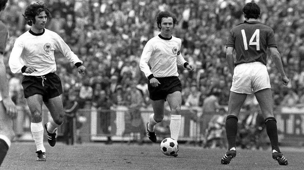 Franz Beckenbauer conducindo o balón nun partido coa selección de Alemaña Federal. (Foto: DFB)