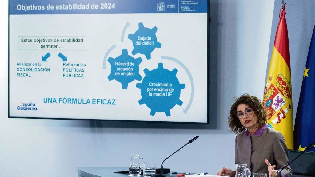 María Jesús Montero tras o Consello de Ministros que aprobou os obxectivos de estabilidade e o teito do gasto non financeiro para 2024. (Foto: Alberto Ortega / Europa Press)