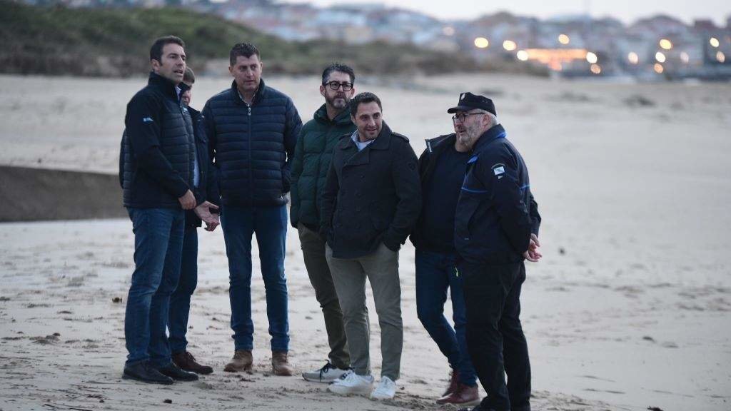 O conselleiro do Mar, Alfonso Villares (dereita), nunha visita a unha praia de Porto do Son este pasado domingo. [Foto: Europa Press]