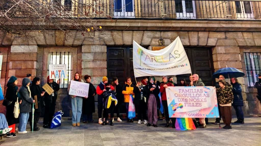 Familias de menores trans concentradas esta terza feira na Coruña. (Foto: Arelas)
