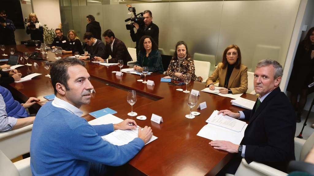 En primeiro plano, e de dereita a esquerda, Alfonso Vilares, Ánxeles Vázquez e Alfonso Rueda, hoxe, na reunión do Plan Camgal. (Foto: Arxina)