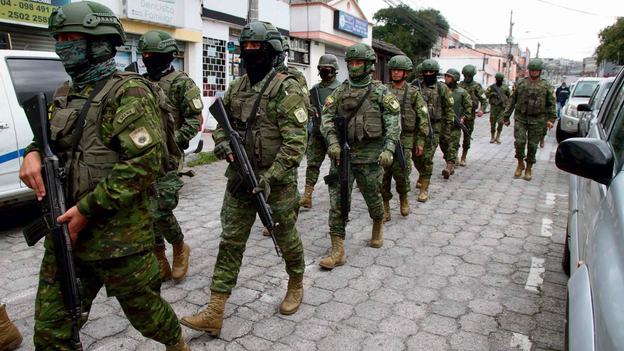 Militares nas rúas de Quito, a capital do Ecuador, nas últimas horas (Foto: Mateo Armas / Xinhua News / Contactophoto).