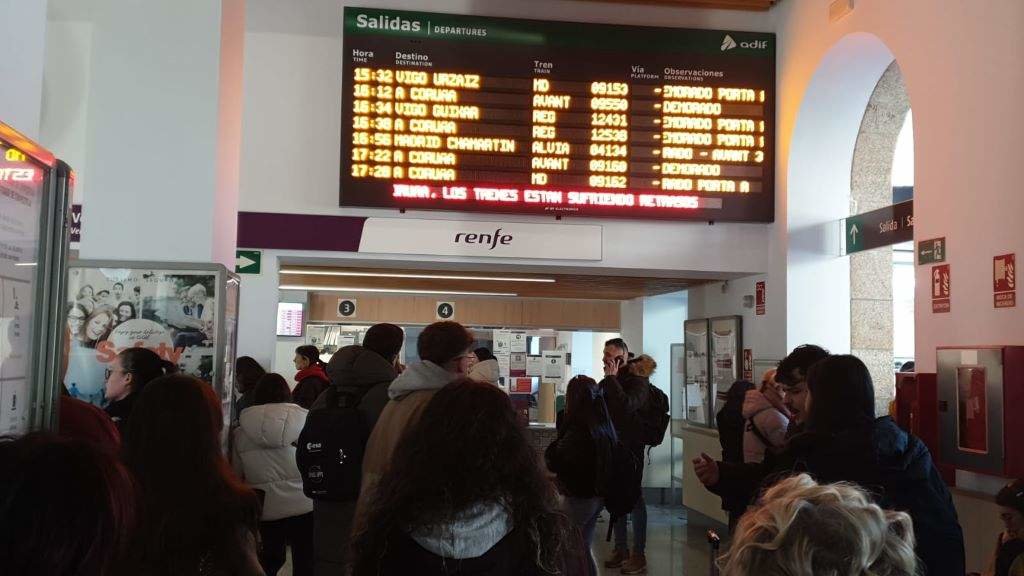 Numerosos trens parten hoxe con demora da estación de Santiago. (Foto: Nós Diario)
