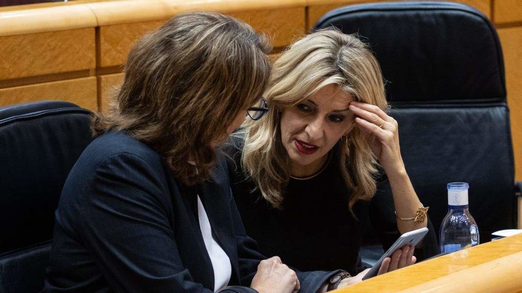 As ministras Teresa Ribera e Yolanda Díaz, esta cuarta feira, durante o debate parlamentario da reforma. (Foto: Alejandro Martínez Vélez / Europa Press)