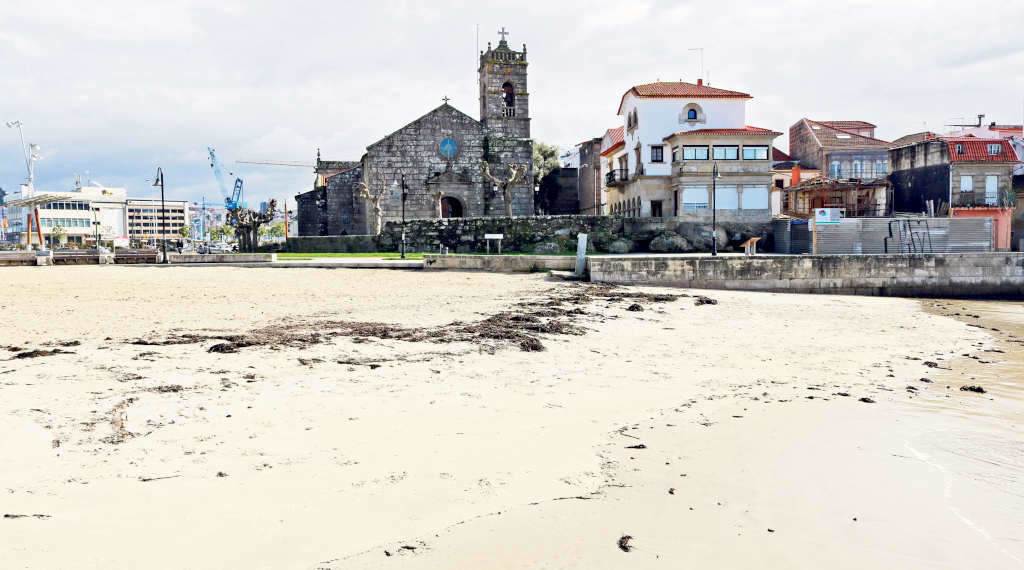Praia do Adro e igrexa de Bouzas (Vigo) (Foto: Colectivo Xea).