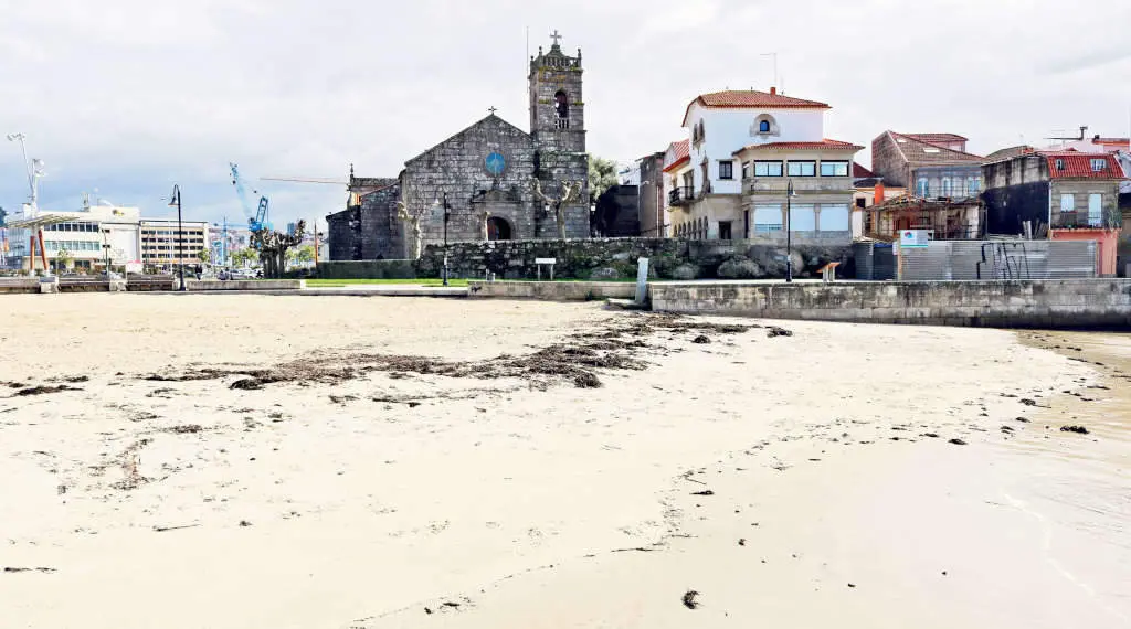 Praia do Adro e igrexa de Bouzas (Vigo) (Foto: Colectivo Xea).