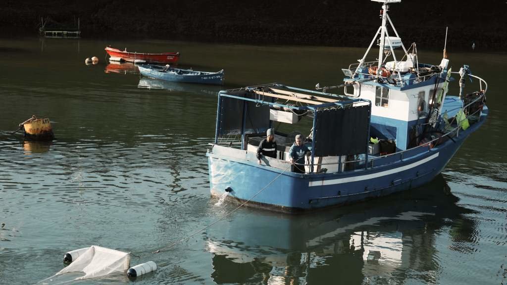 O 'Rokillo', un dos barcos mobilizados por Euskadi para buscar pellets, hoxe, en Santurtzi. (Foto: H.Bilbao / Europa Press)