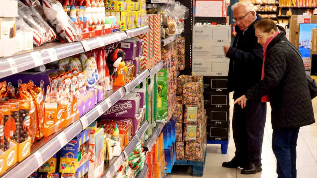 D&uacute;as persoas observando os prezos dos alimentos nun supermercado de Santiago de Compostela o pasado mes de decembro (Foto: Arxina).