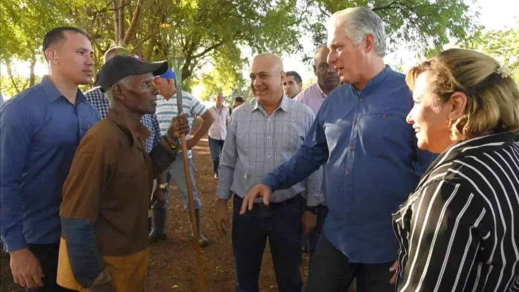 Miguel D&iacute;az-Canel, segundo pola dereita, comprometeu novas medidas sociais e atenci&oacute;n prioritaria aos m&aacute;is vulner&aacute;beis. (Foto: Presidencia de Cuba).