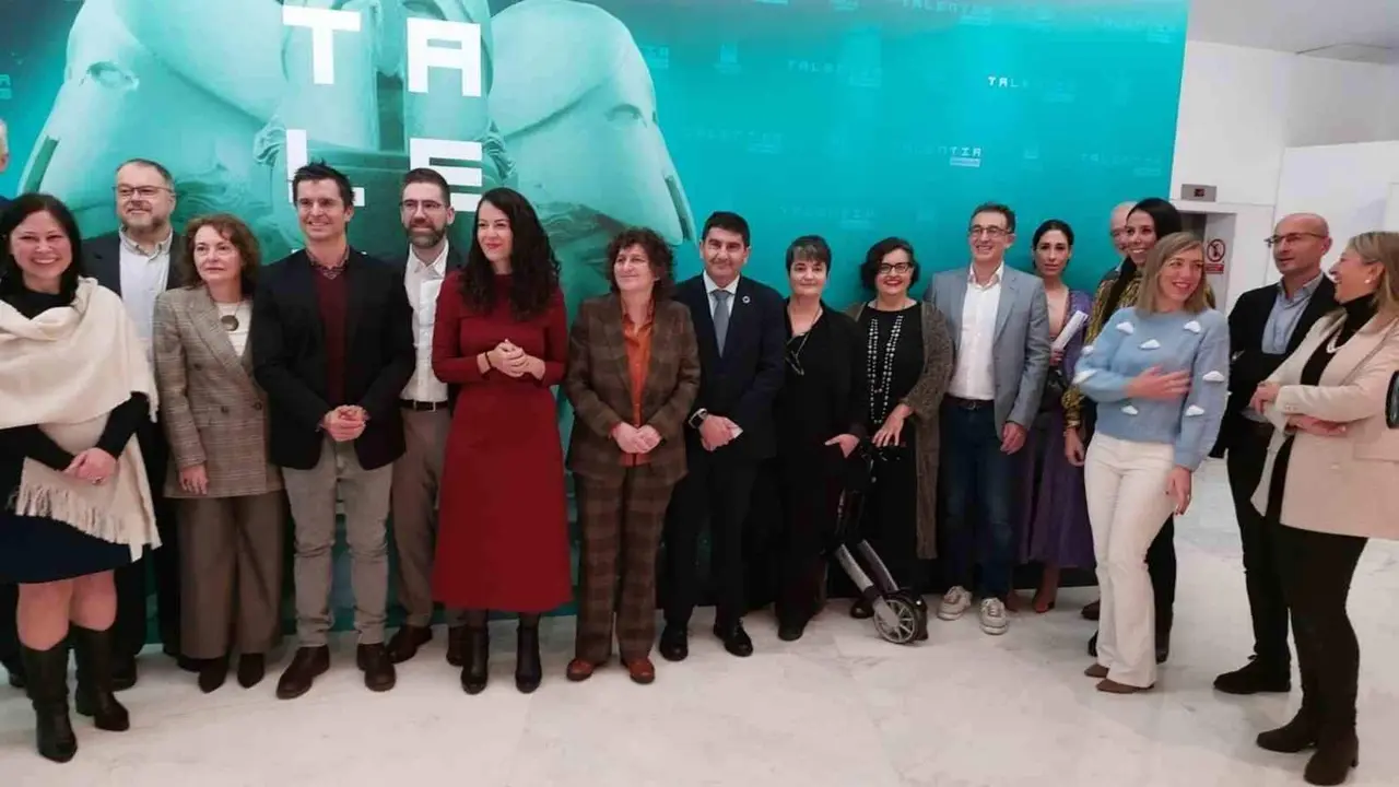 A alcaldesa de Compostela, Goretti Sanmart&iacute;n, no centro, na inauguraci&oacute;n do foro Talentia de 2023 (Foto: Europa Press).