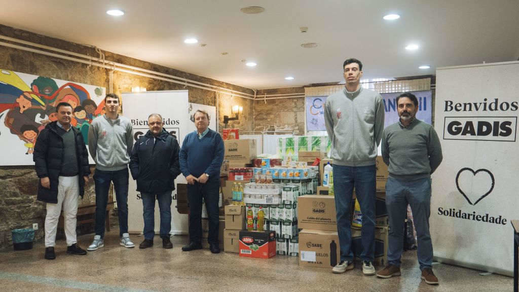 Os produtos foron recadados nun partido solidario co UCAM Murcia o pasado 29 de decembro. (Foto: Monbus Obradoiro).