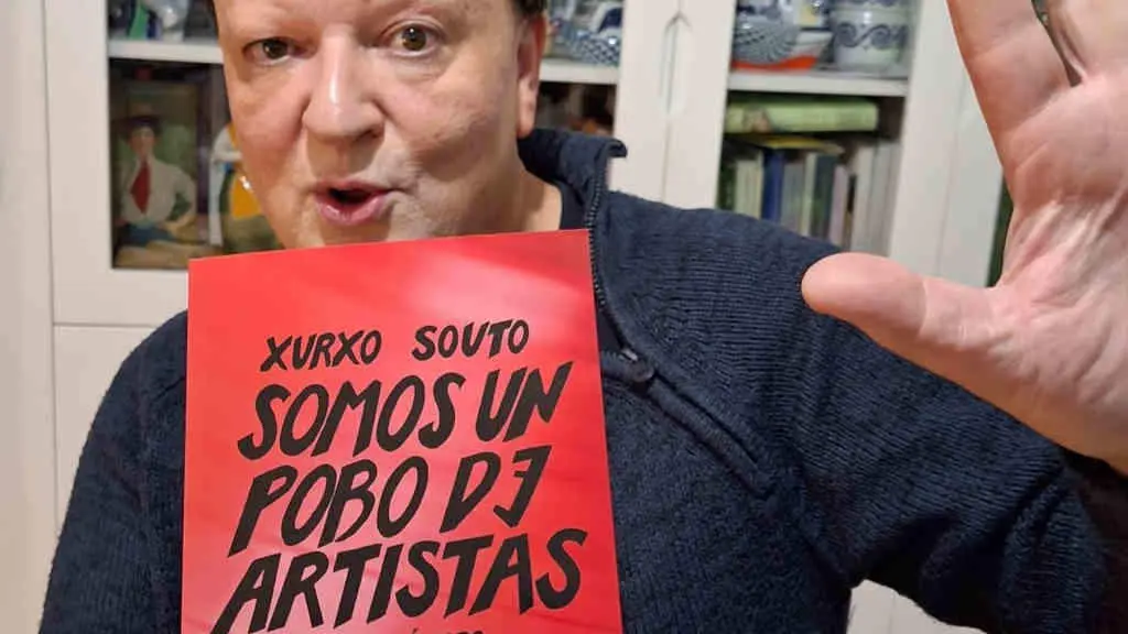 Xurxo Souto co seu novo libro (Foto: N&oacute;s Diario).